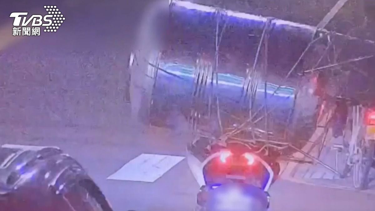 台灣騎士沒有極限 超狂男神級載貨「巨大水塔桶」路上趴趴走