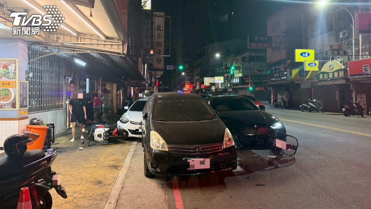 黑色轎車在行駛過程中突然往右偏離車道,接連撞上路邊停放的車輛。(圖/TVBS)