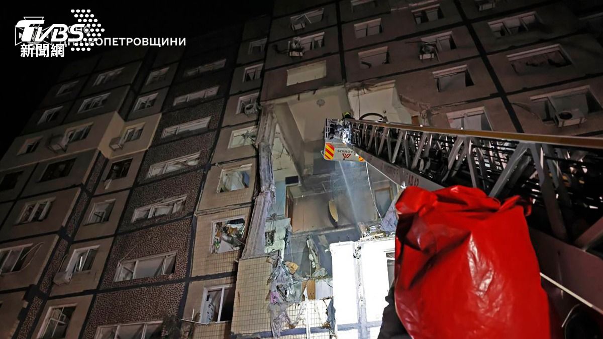 俄羅斯以無人機夜襲烏克蘭公寓大樓,造成2人死亡。(圖/達志影像美聯社)