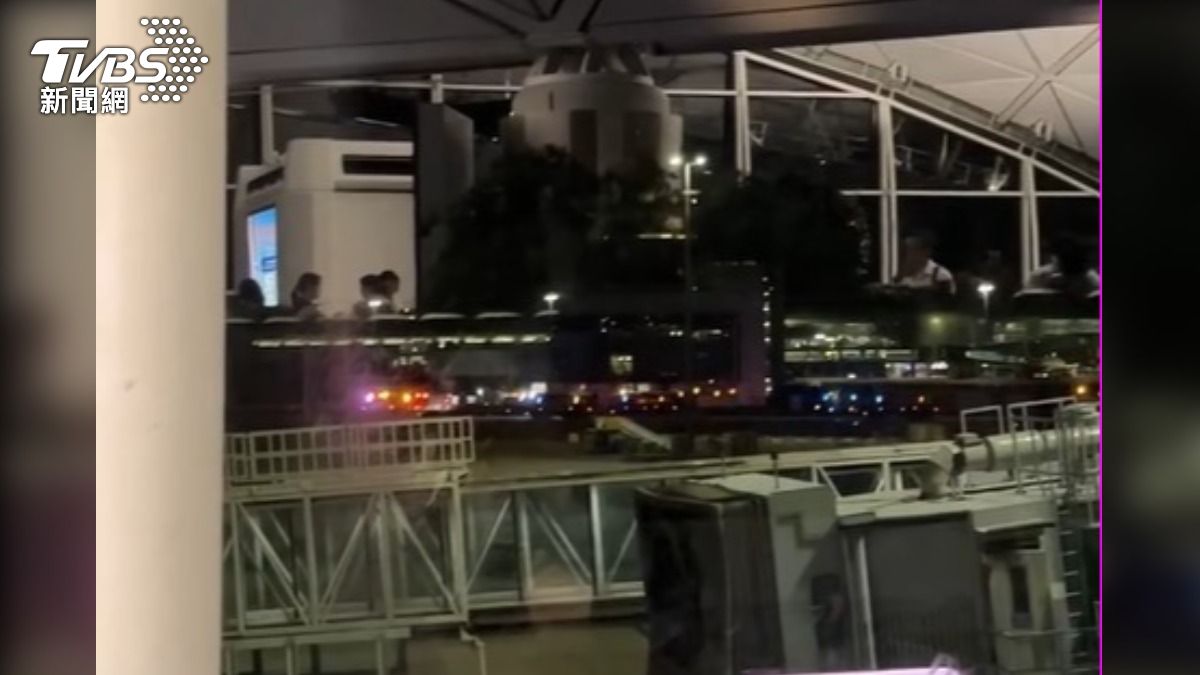 有旅客8號在香港機場等待搭機的時候,突然看到疑似有大量消防車出現。(圖/跟著湯姆仕吃喝玩樂提供)