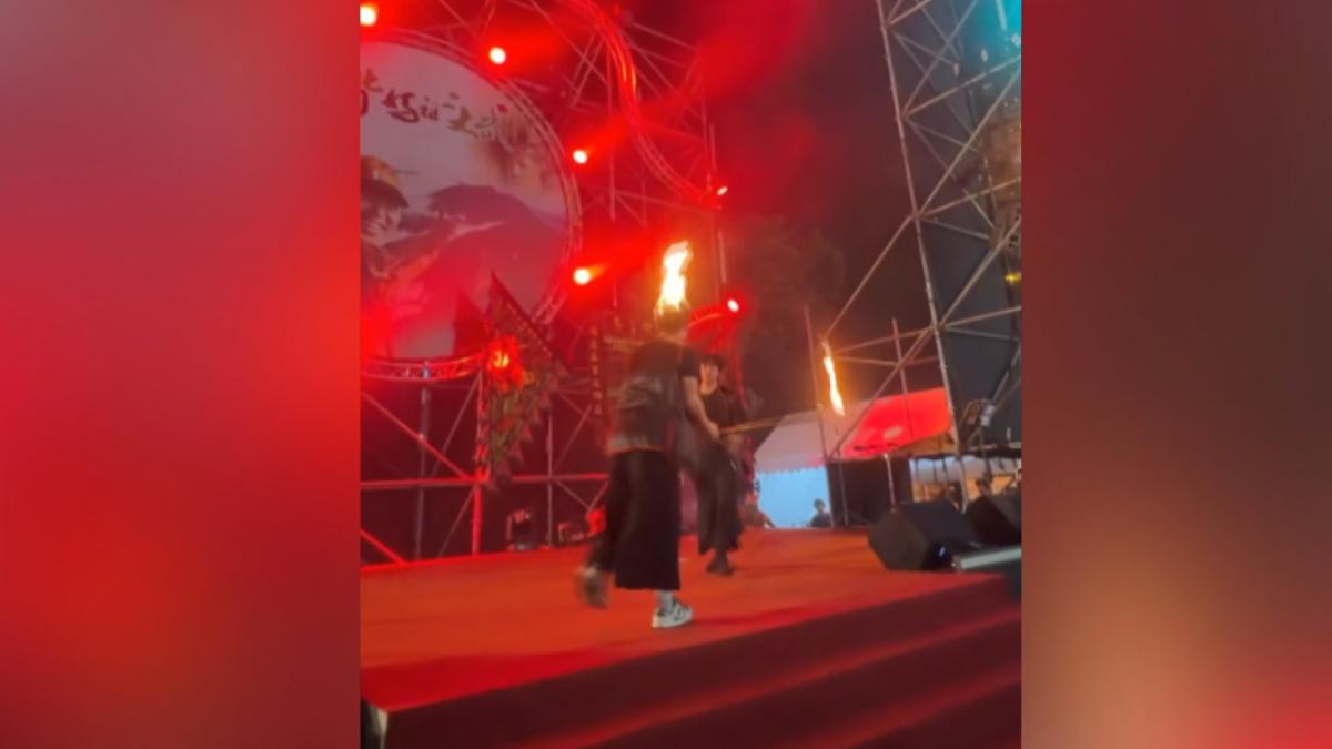 屏東慈鳳宮廟會活動火舞表演過程中,一名舞者的頭髮意外被火把點燃。(圖/翻攝Threads_sanrqnrq2399)