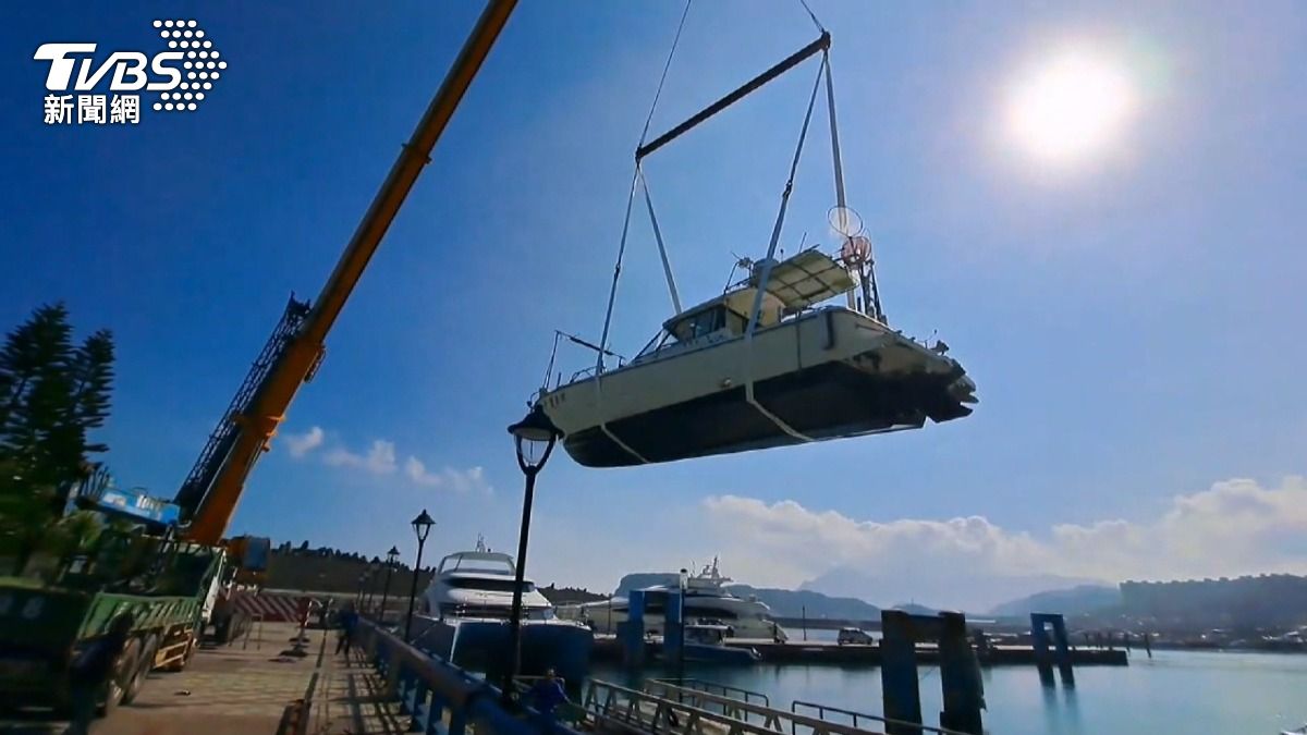 颱風逼近基隆船主搶防颱,上月才慘遭損壞「修到一半又來了」。(圖/TVBS)