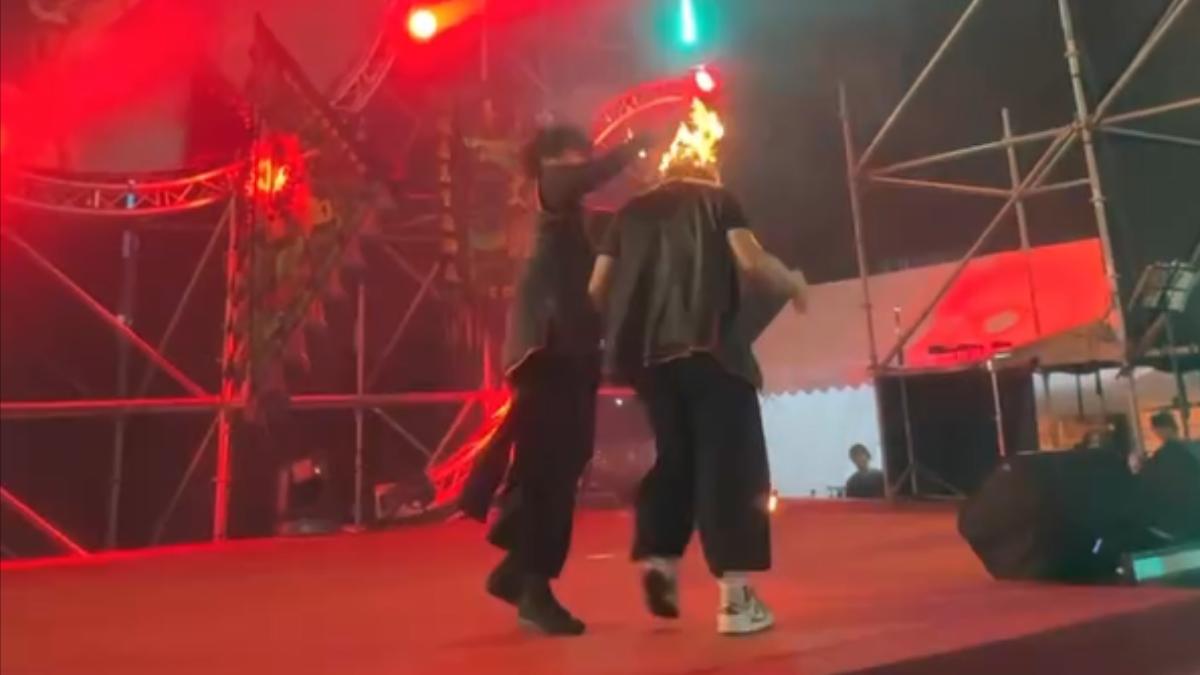 舞者面對這突發狀況表現得相當淡定,一旁的工作人員則迅速用手拍打舞者頭頂的火勢。(圖/翻攝Threads_sanrqnrq2399)