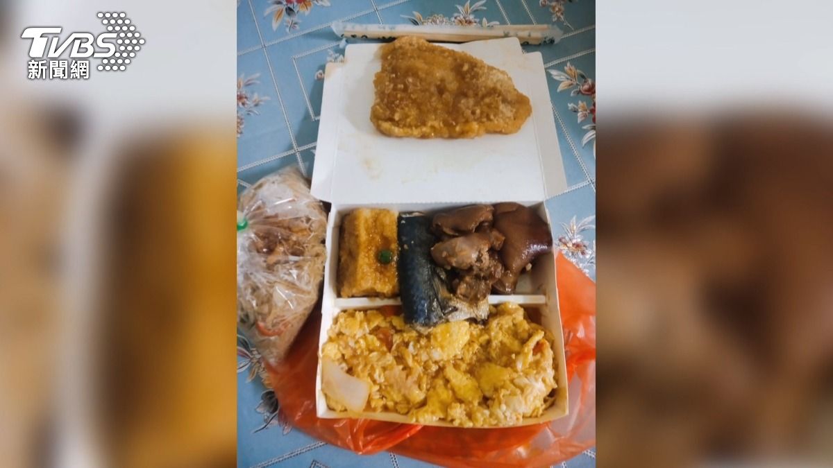 消費者在臉書發文抱怨,夾了三主菜便當加一包炒粄條,竟被收取500元的「天價」費用。(圖/民眾提供)