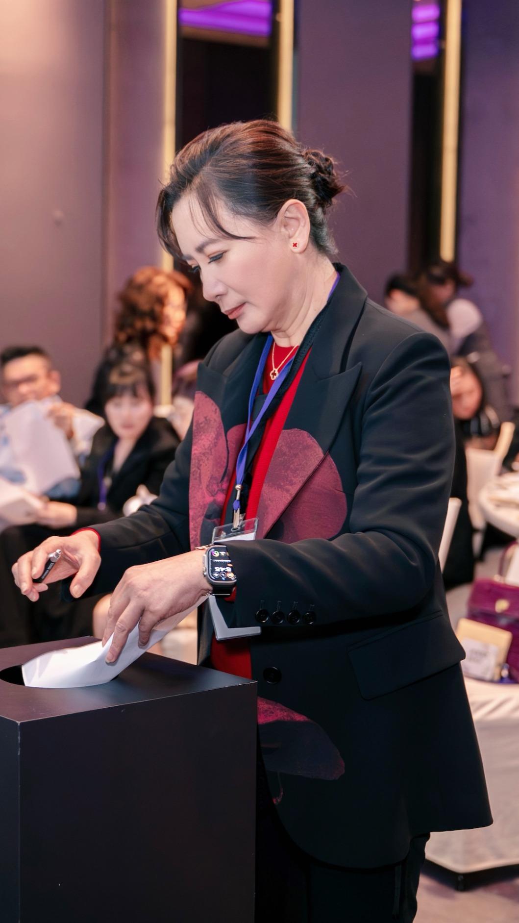 陳亞蘭為第二屆理監事選舉投下神聖一票。（圖／臺師大GF-EMBA提供）