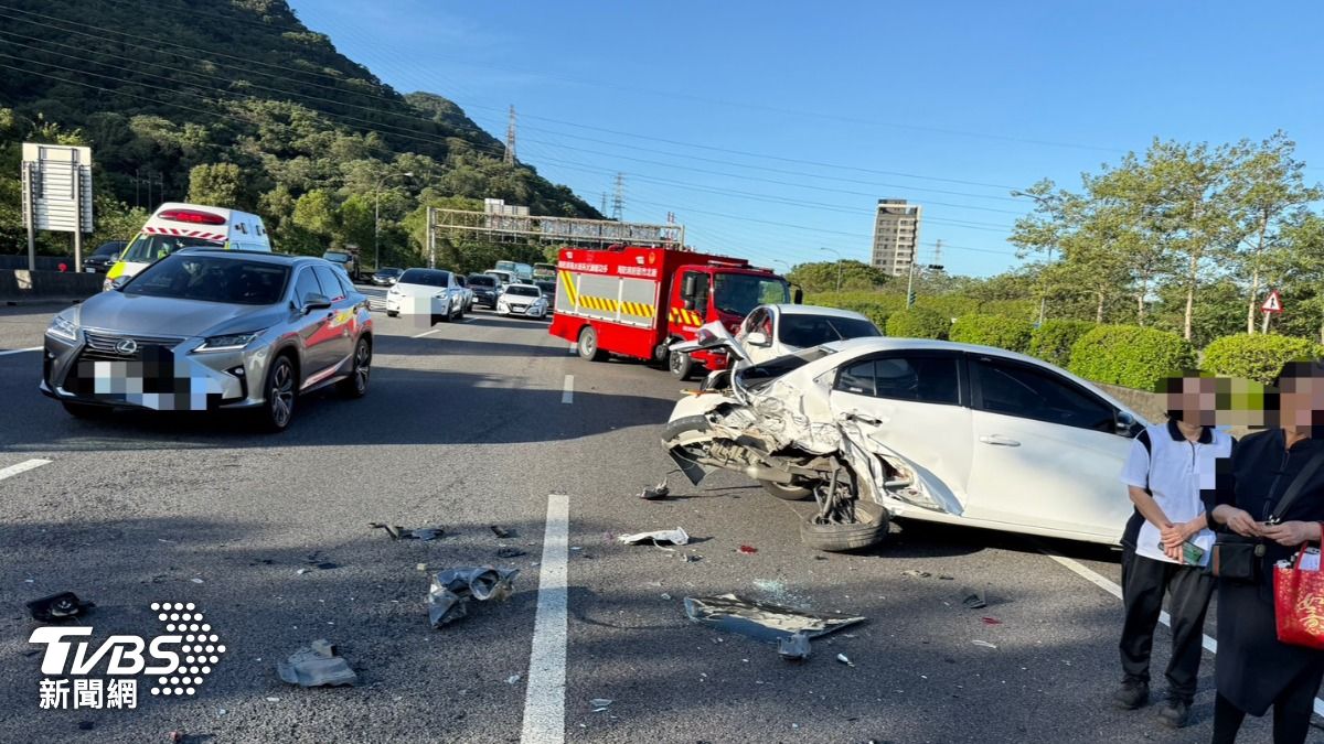 國3超衰白車遭iRent、黑車接連追撞 「屁股消失」慘況曝