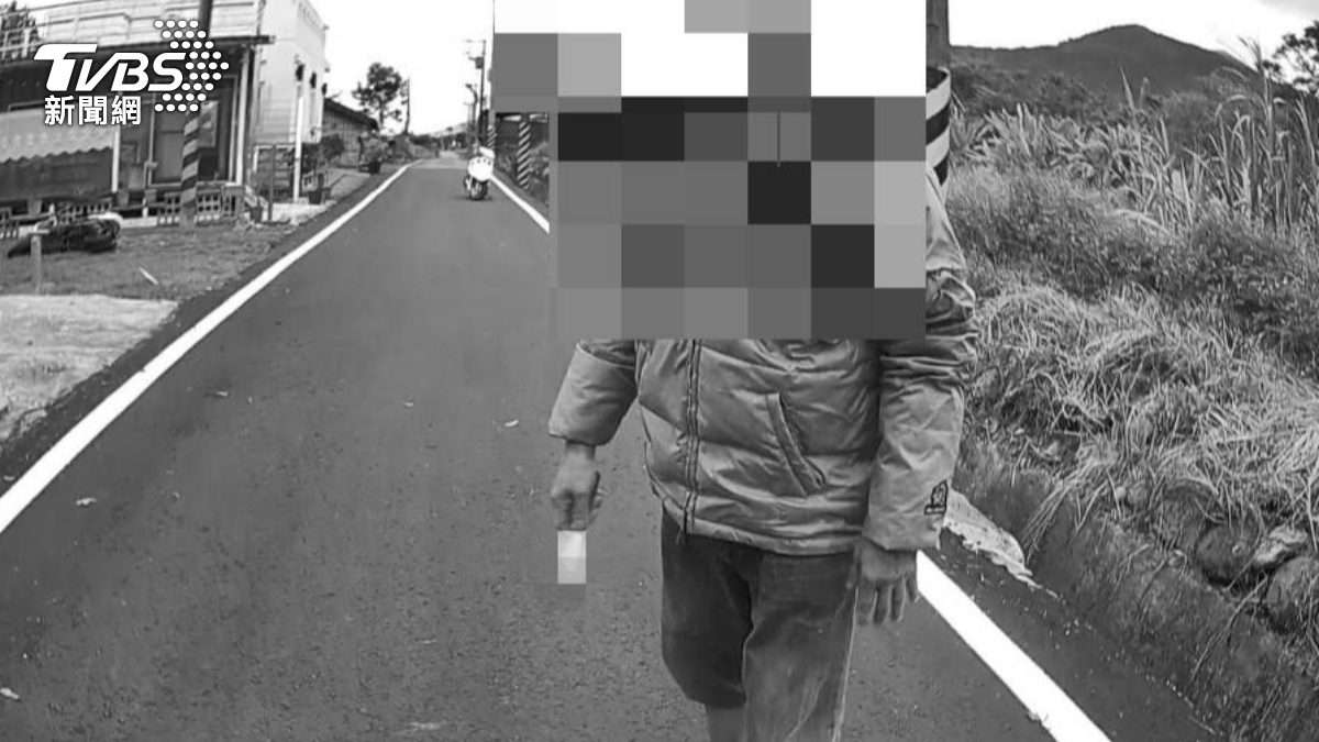 犯嫌持刀襲警。(圖/TVBS)