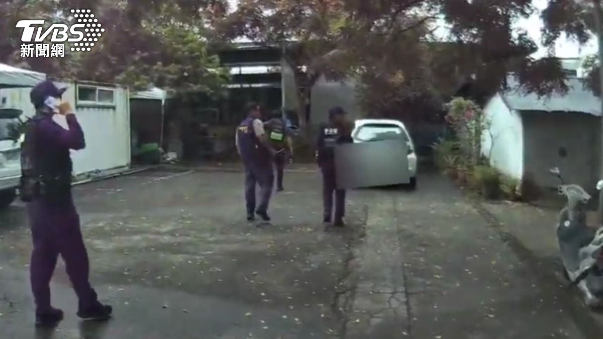 犯嫌劫走女駕駛車輛,最終棄車逃逸。(圖/TVBS)