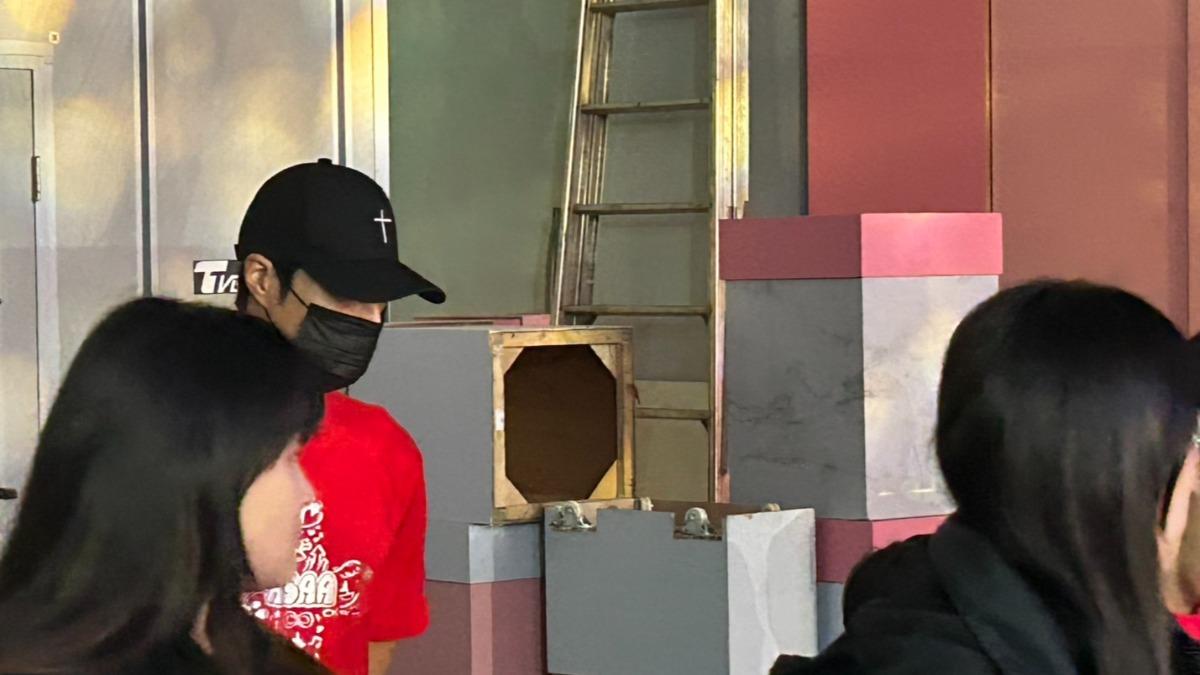 唐振剛默默看著台上錄影。(圖/黃盈容攝)