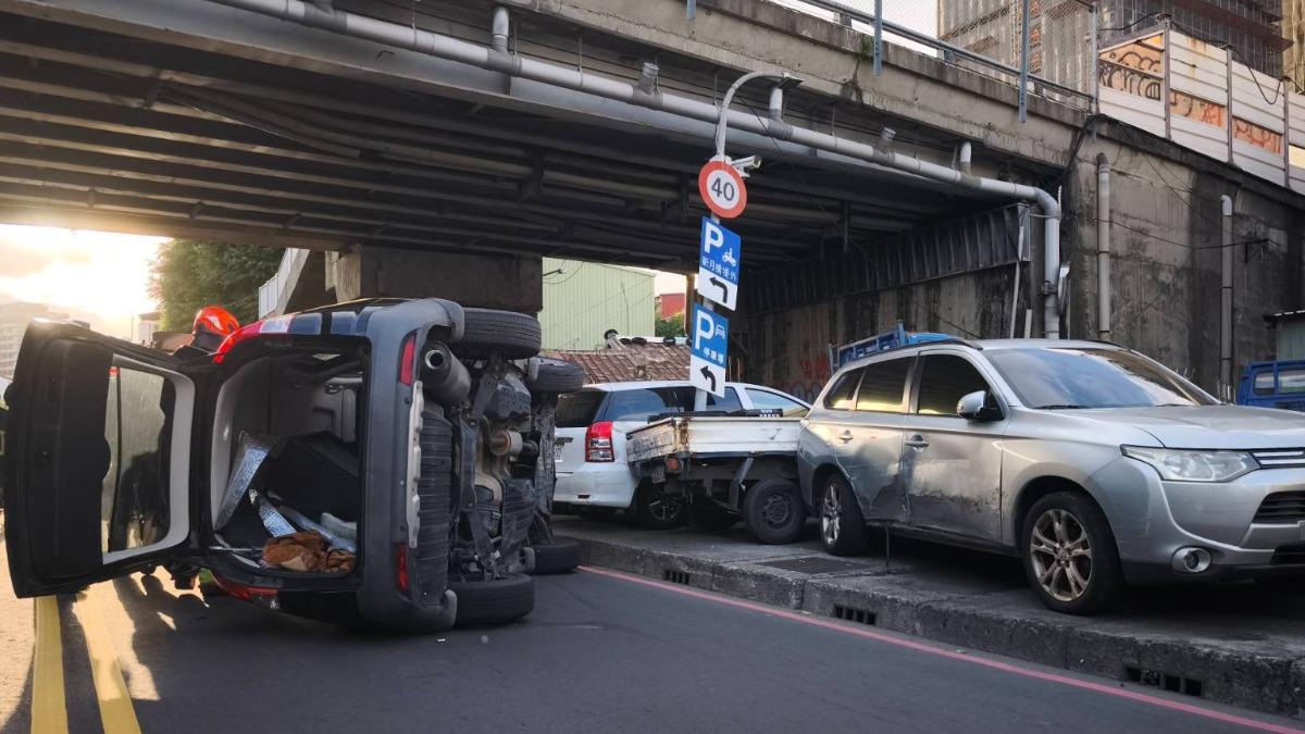 快訊/新北小客車突失控翻覆波及3車 駕駛一度受困