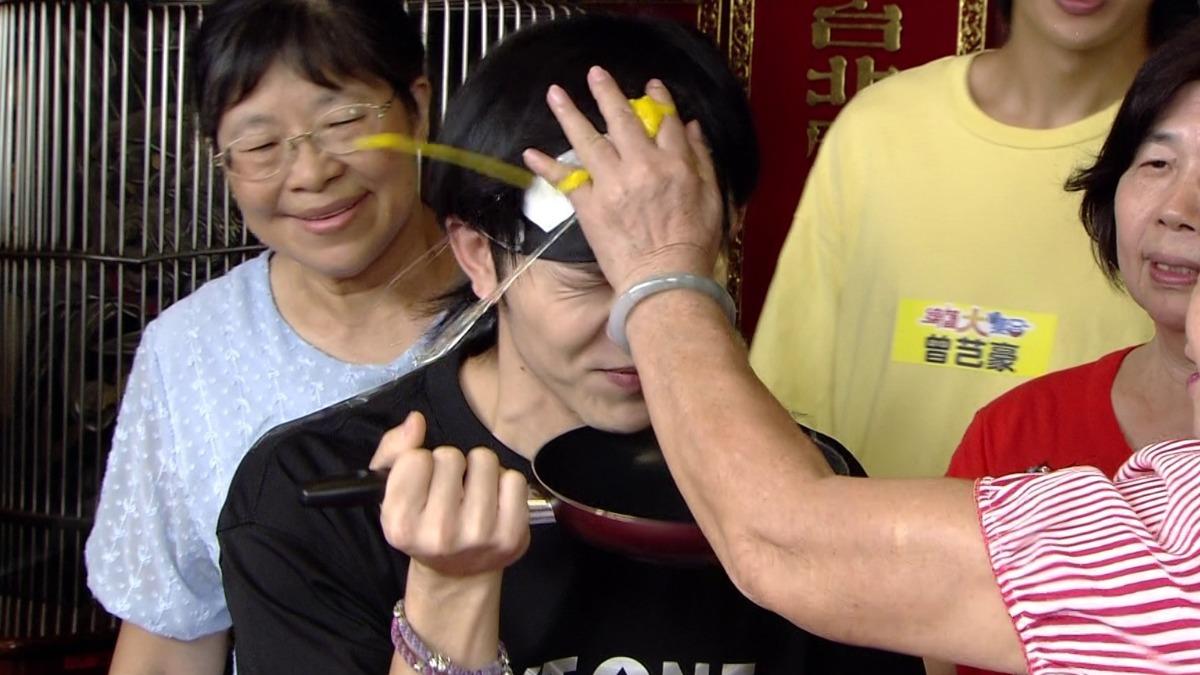 郭忠祐被砸雞蛋。(圖/民視提供)
