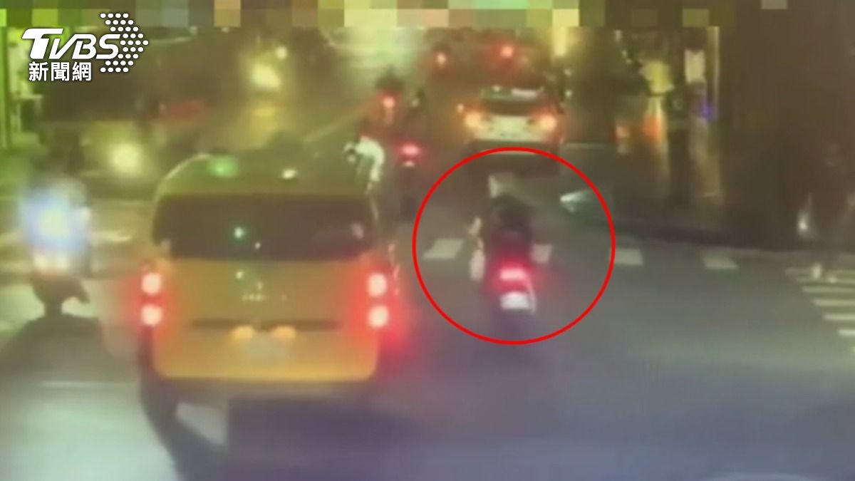 騎士載童控遭小黃逼車,新北市交大指出逼車須符合「三要件」。(圖/TVBS)