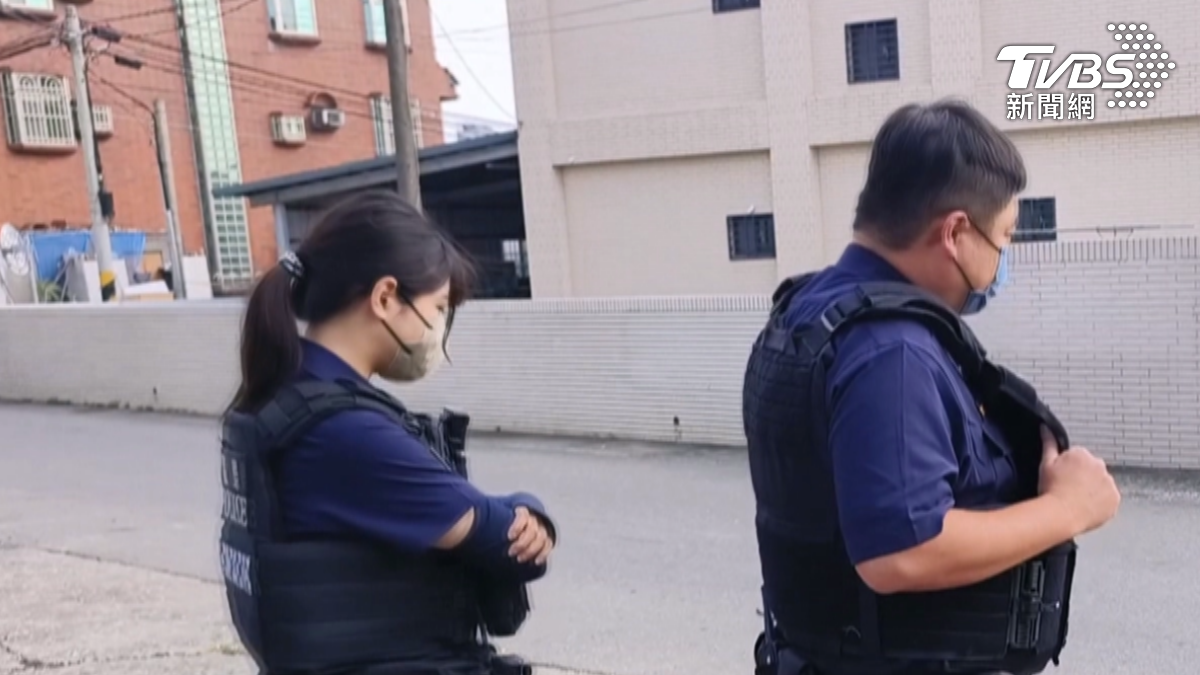 持鐵鎚揮舞！男疑作勢攻擊「民眾嚇壞」　本人否認：要趕狗