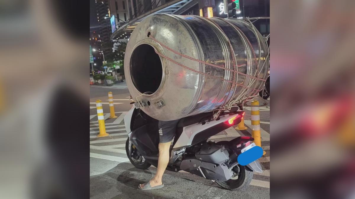機車載水塔上街!險看嘸騎士身影,民眾驚:以為到東南亞。(圖/翻攝自爆料公社)