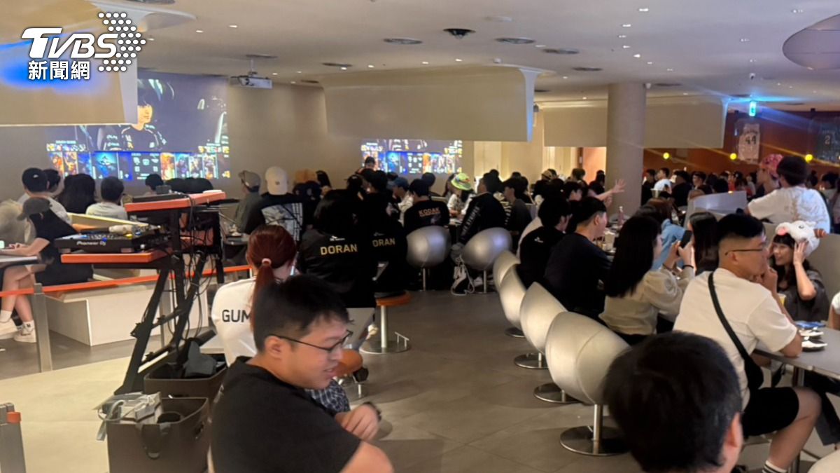 運動餐廳也在直播英雄聯盟總決賽,不少粉絲早早就訂位。(圖/TVBS)