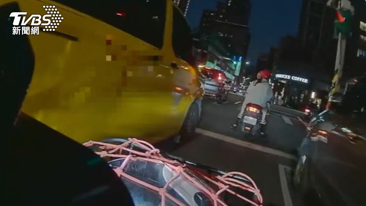 機車跟計程車發生碰撞，女騎士跟女兒倒地受傷。（圖／TVBS）