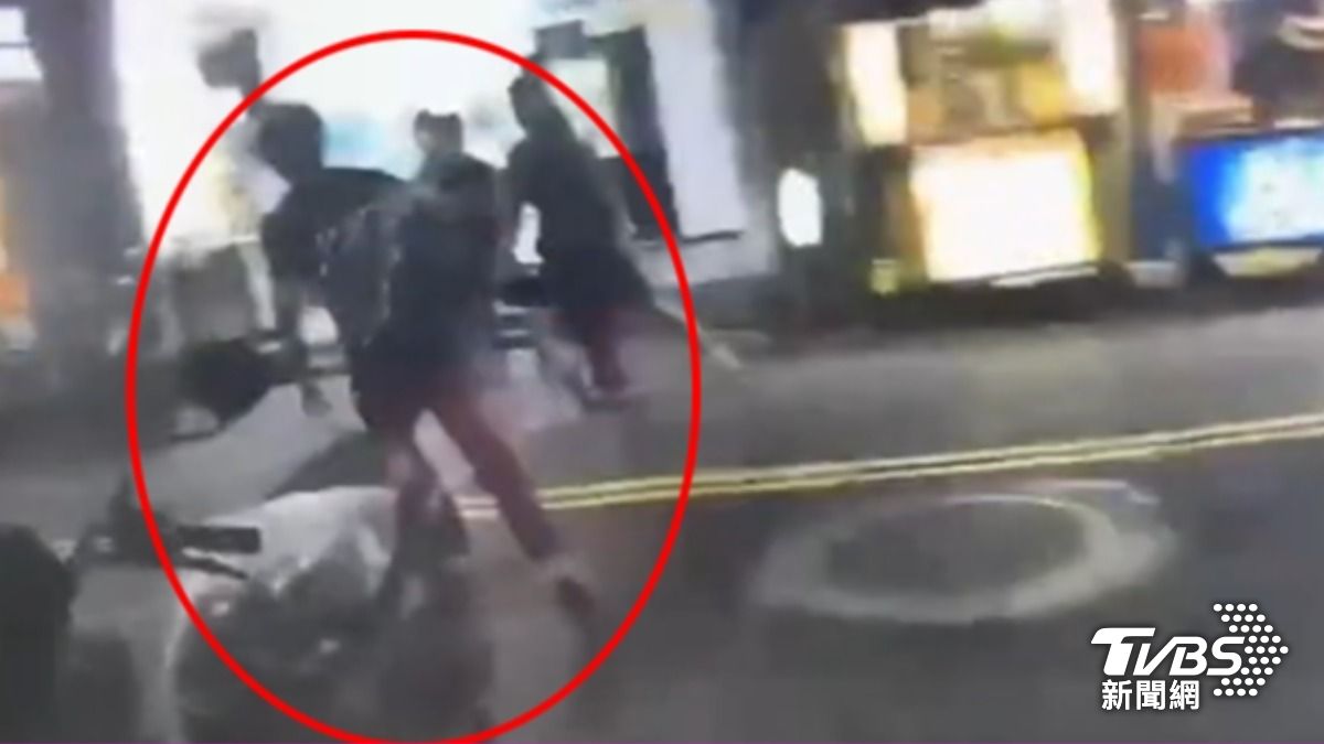通緝犯跑不過警察,臉趴地遭逮。(圖/TVBS)
