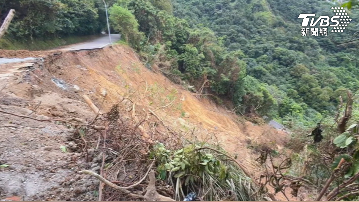 雙北3周前遭豪雨侵襲邊坡搶修中。(圖/TVBS)