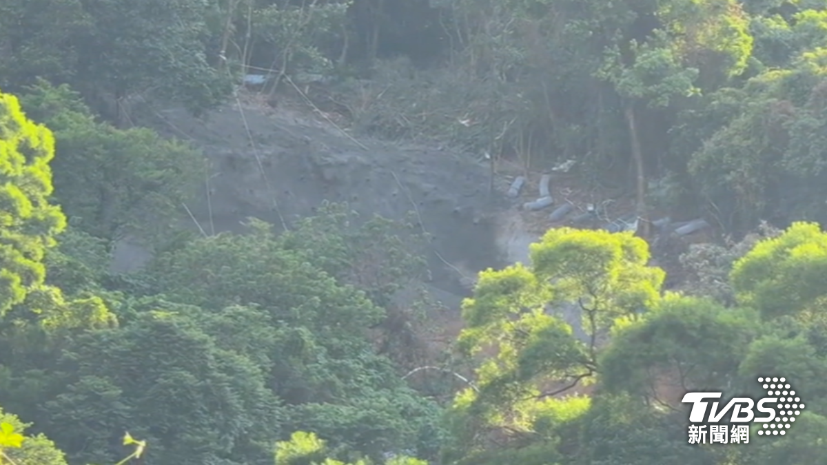 雙北3周前遭豪雨侵襲邊坡搶修中。(圖/TVBS)