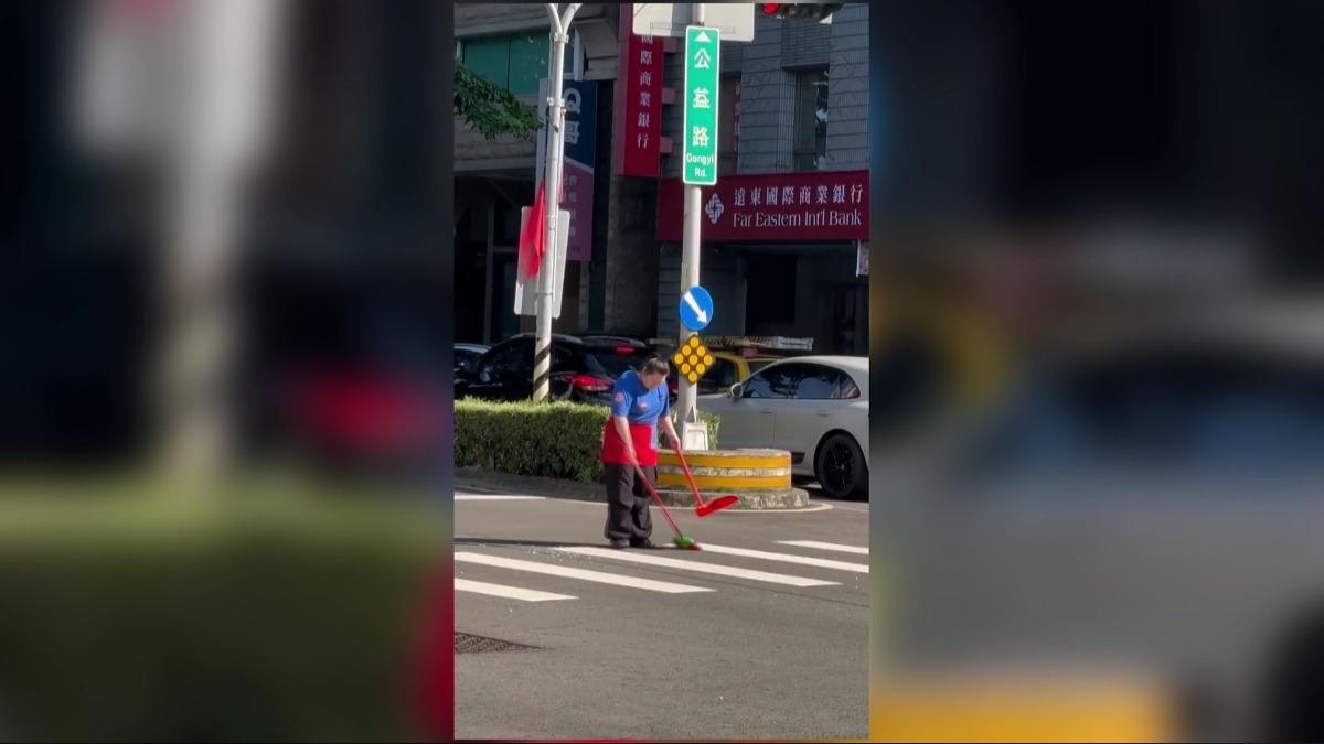 韓式店員冒險站車道「一根根撿螺絲釘」,同事協助把風護安全。(圖/threads@shannn_0705
