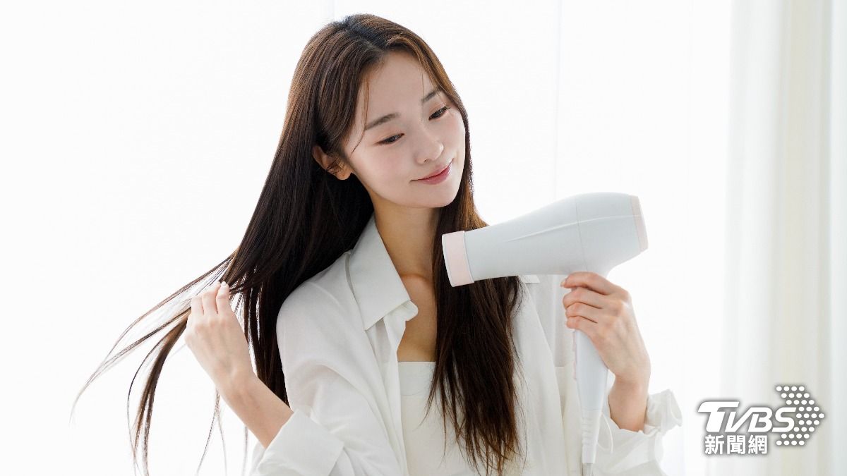 頭髮怎麼吹也是不炸毛的重要因素之一。(示意圖/shutterstock 達志影像)