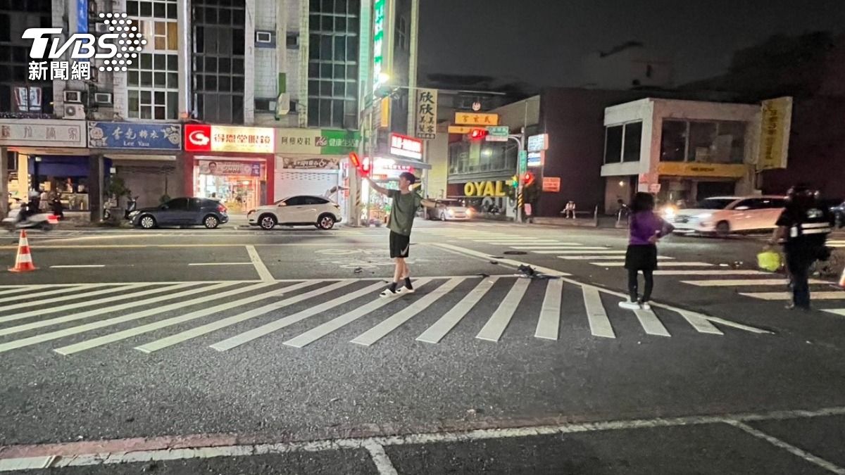 轎車離譜逆向撞飛機車騎士,又肇事逃逸,附近民眾幫忙疏導交通。(圖/TVBS)