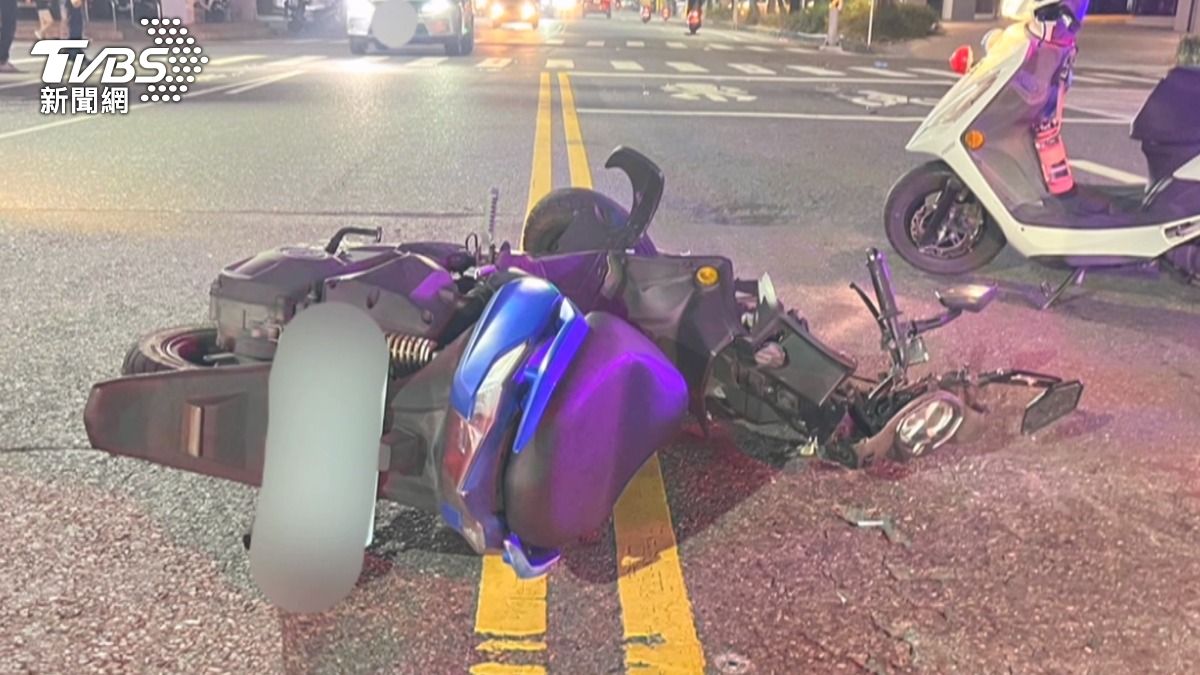 機車騎士被逆向汽車撞飛,目前仍在加護病房搶救中。(圖/TVBS)