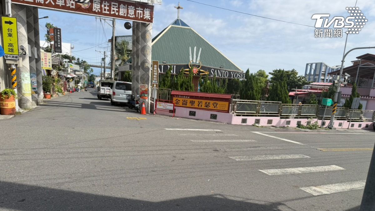 參加族人滿月酒喝掛,親友互看不順眼,演變成當街大亂鬥。(圖/TVBS)