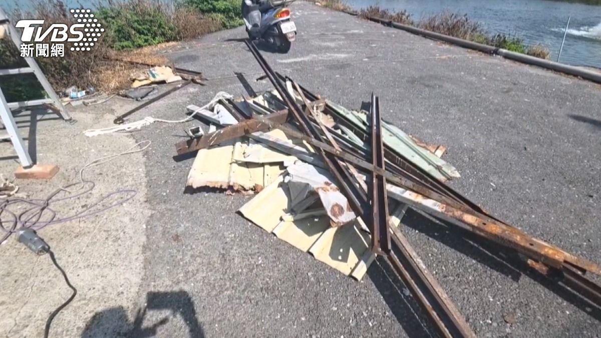 義竹的漁民將魚塭鐵皮倉庫上危險鐵條一一拆下。(圖/TVBS)