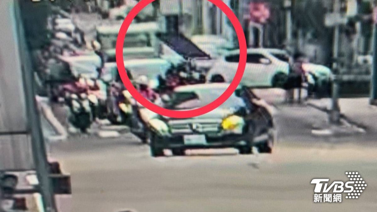 窗戶從天而降,差點砸到轎車。(圖/TVBS)
