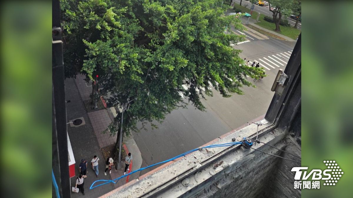 台北市敦化南路上的舊大樓,窗戶遭強風吹落,相當驚險。(圖/TVBS)