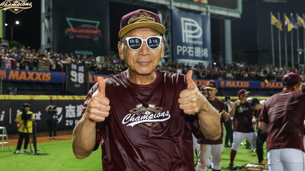 樂天桃猿總教練古久保健二卸任。(圖/翻攝自樂天桃猿臉書)