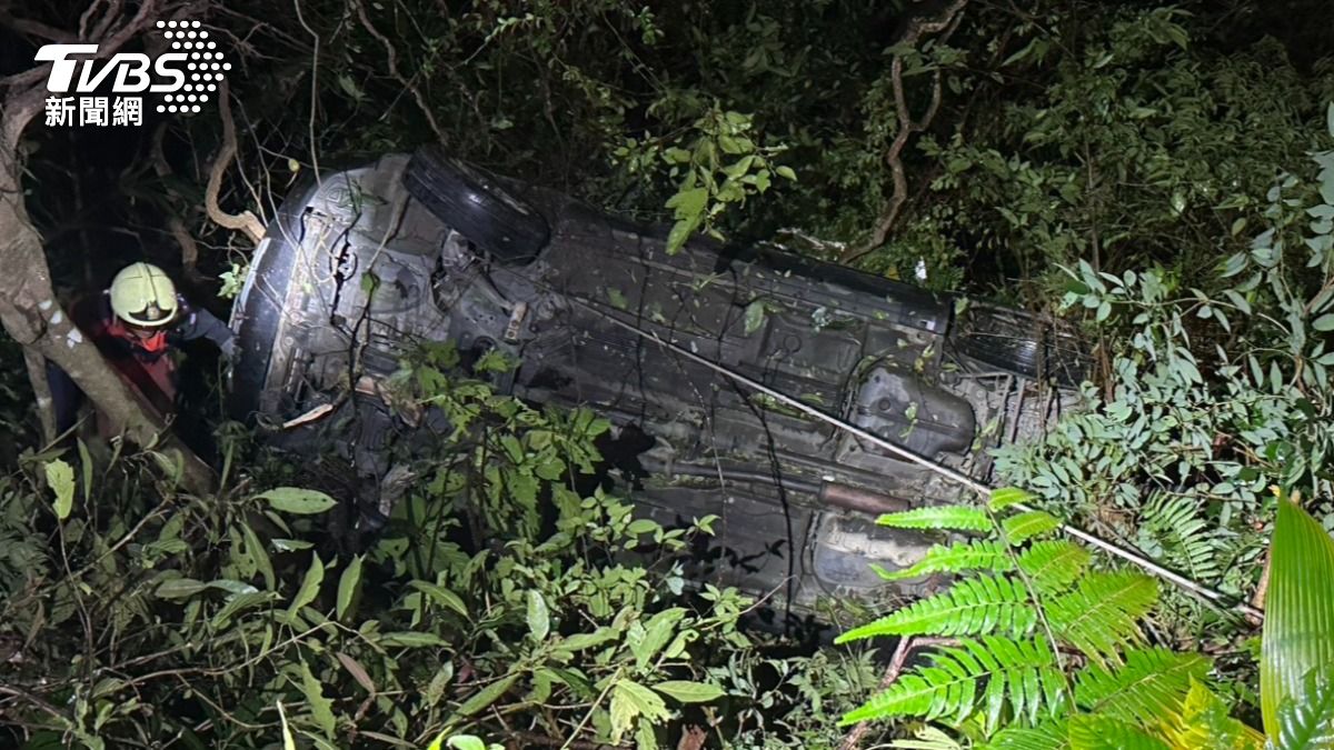 疑天雨路滑！新北車輛墜6米深坡　妻跳車夫遭夾困2小時獲救