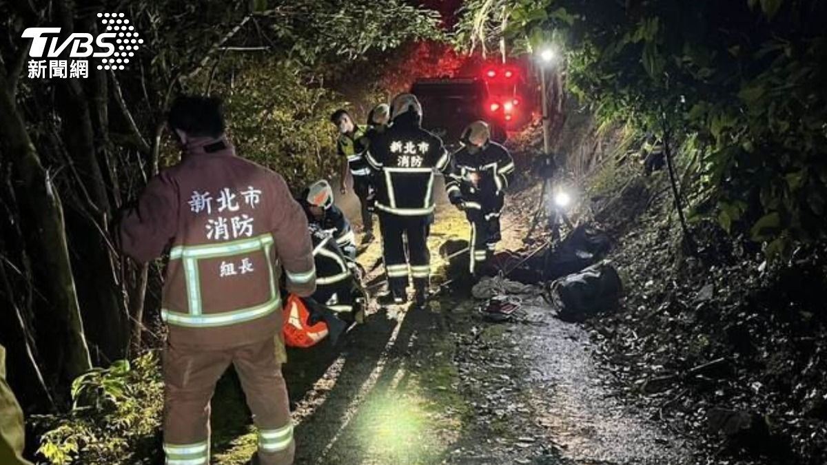 警消人員將人救援至路面。(圖/TVBS)