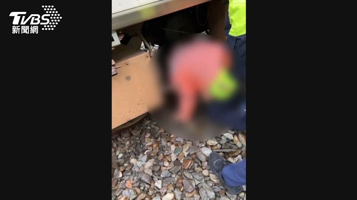 鐵路警察現場協助拉機車。(圖/鐵警提供)