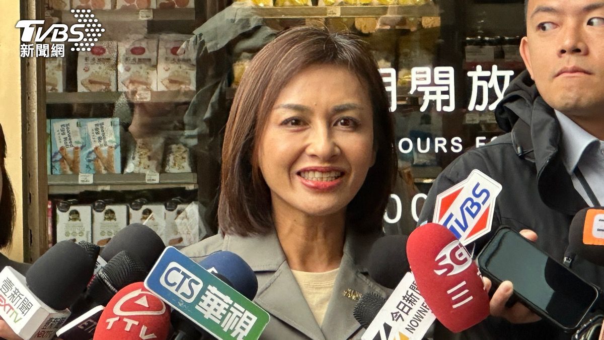 邱議瑩在領表登記前受訪。(圖/潘袁詩羽攝)