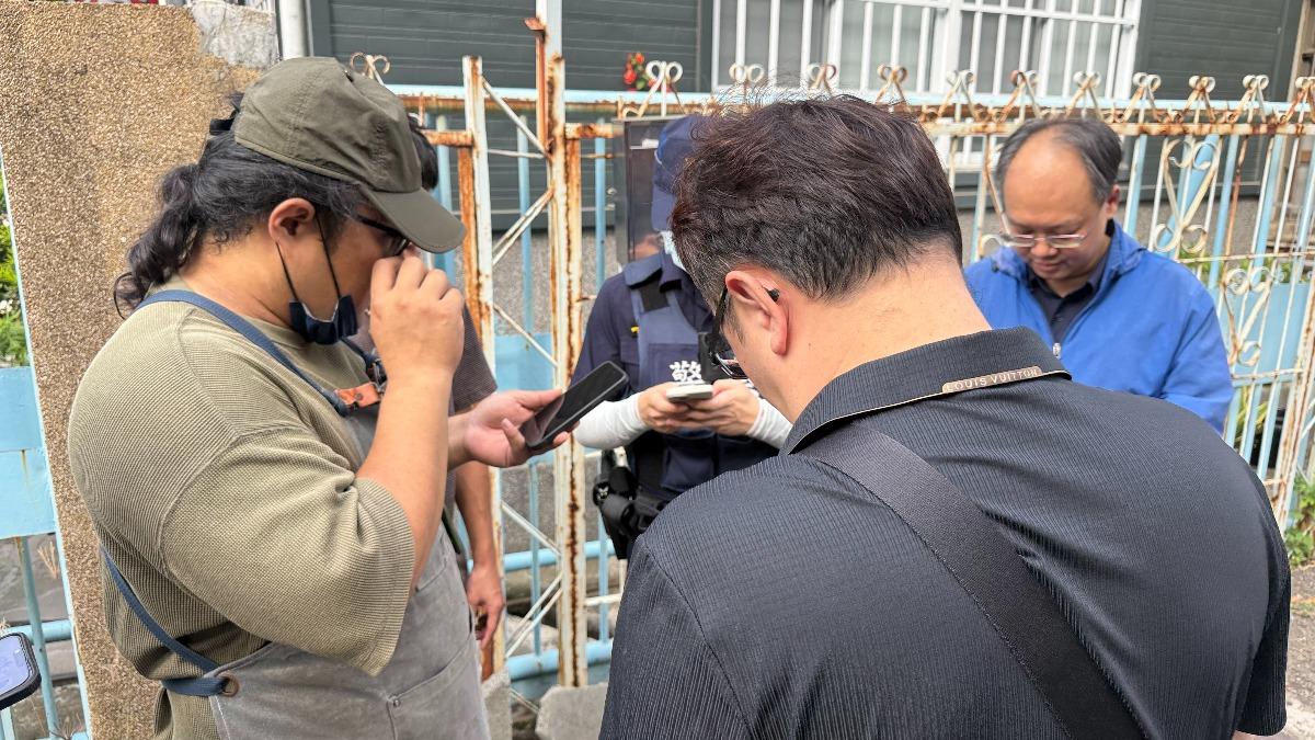警方、軍方人員到場,確認該砲彈屬已擊發過的照明彈。(圖/民眾提供)