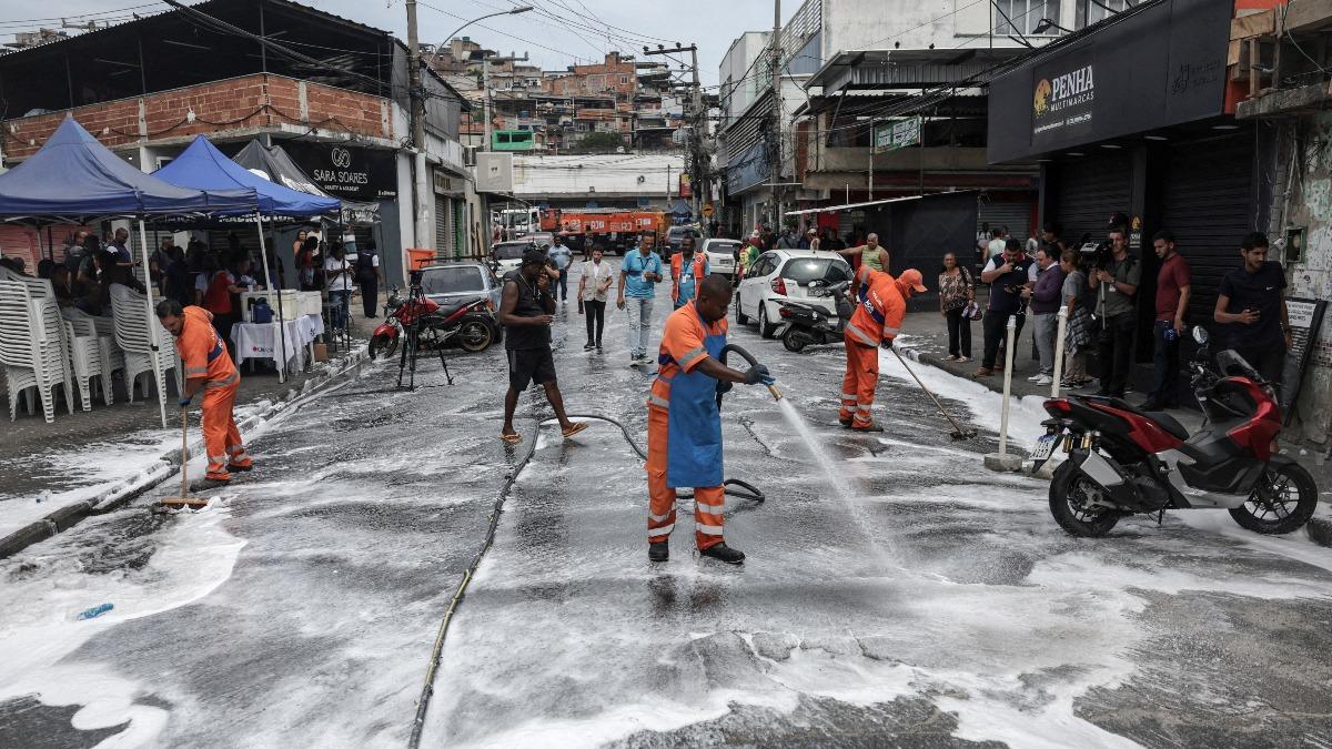 清潔工在屍體被處理掉後清潔街道。(圖/達志影像路透社)