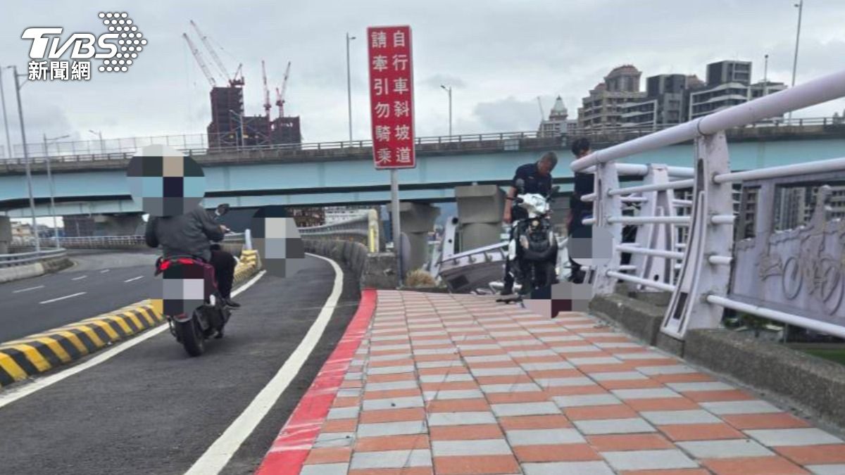 快訊/新北大橋機車自撞護欄「車噴進自行車道」 騎士傷重不治