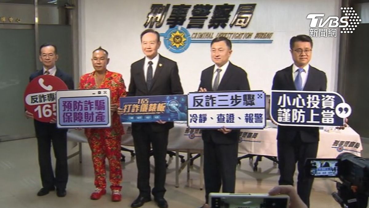 詐騙集團利用AI技術冒用吊車大王胡漢龑騙民眾買保養品,胡漢龑現身刑事局打詐。(圖/TVBS)