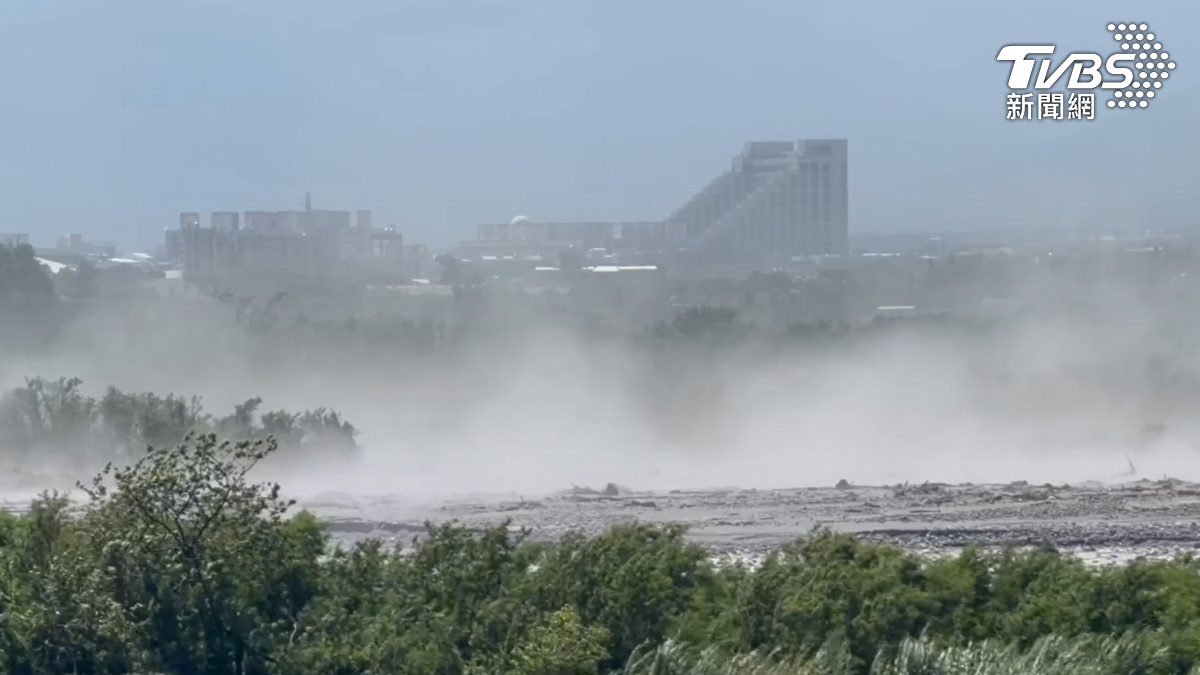 台東河床出現風吹沙現象，大量煙塵影響市區空氣品質與能見度。（圖／TVBS）