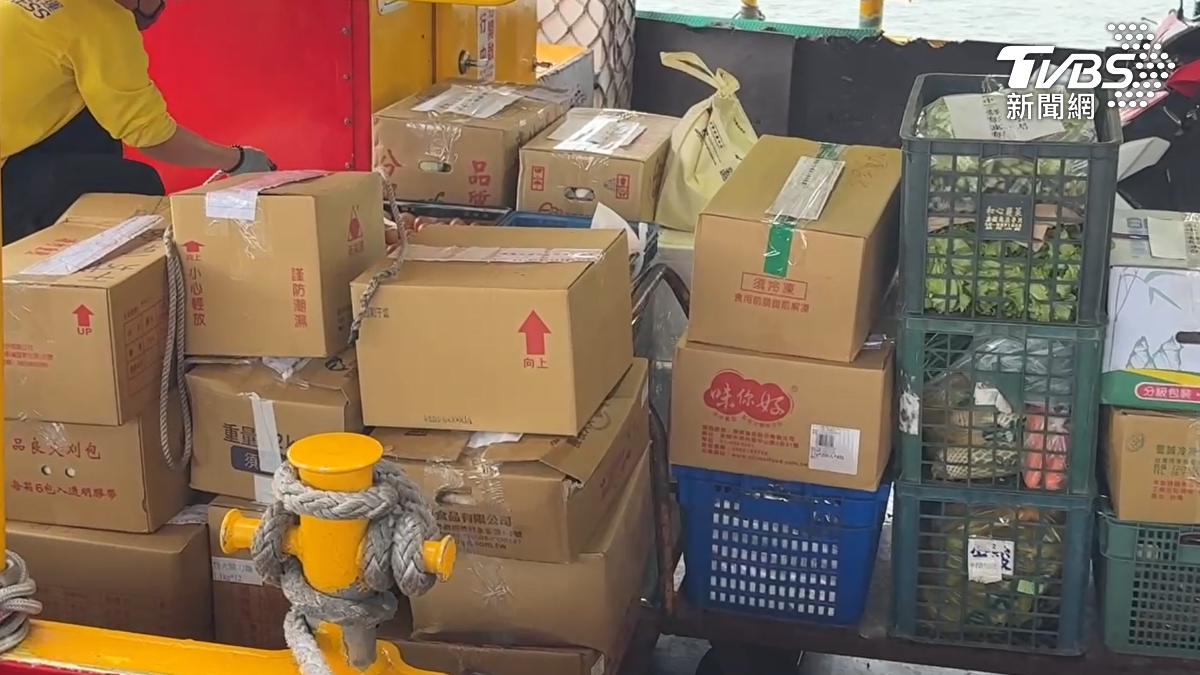 東琉線航運業者除了疏散遊客，也加緊島上物資補給的發貨作業。（圖／TVBS）