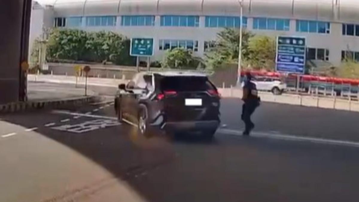白牌車司機看到警察就馬上鬼切左轉。(圖/翻攝記者爆料網)