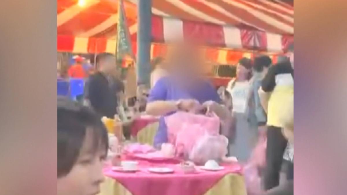 台南龍崎文衡聖殿舉辦的平安宴活動,一名女子將整桌菜色打包帶走,引起周圍民眾側目。(圖/民眾提供)