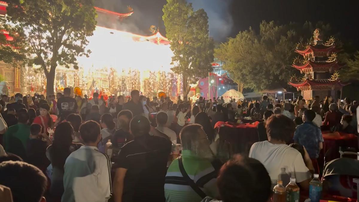 廟方準備近30桌愛心桌,若有需要可直接告知,避免不必要的誤會。(圖/民眾提供)