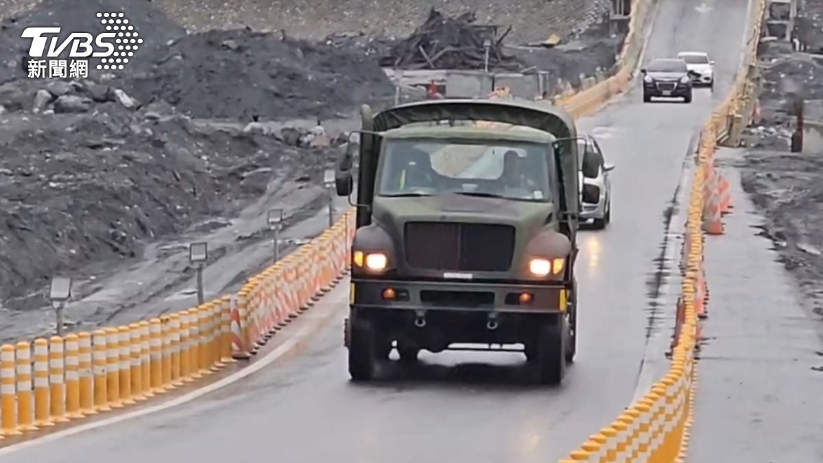 目前有軍卡陸續進入光復鄉待命。(圖/TVBS)