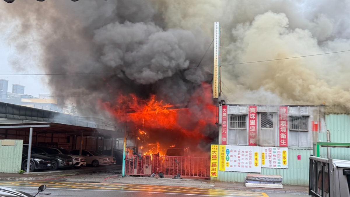 高雄市三民區大昌二路上的里活動中心失火。（圖／民眾提供）