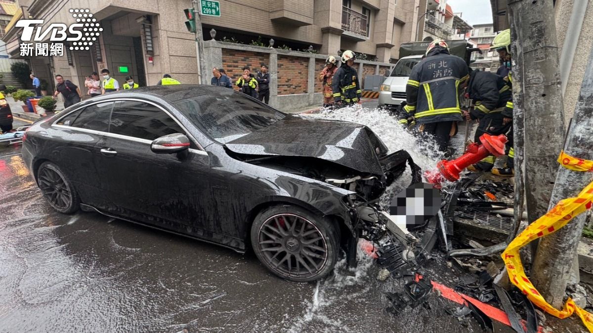 新北賓士逆撞爆消防栓！駕駛頸部扭傷　被警搜出5顆喪屍煙彈