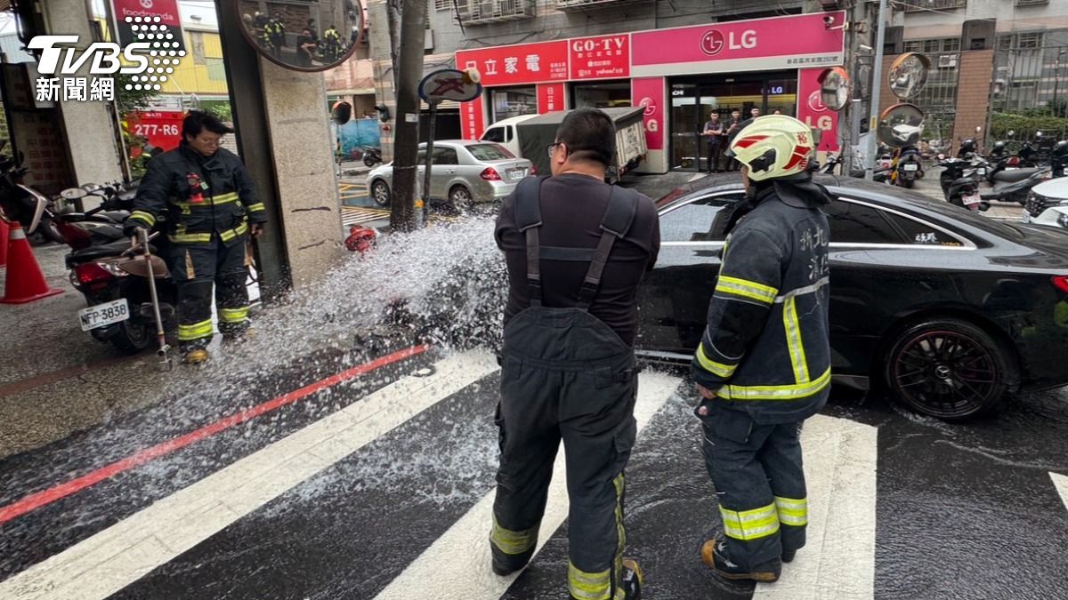 警消人員到場救援。(圖/TVBS)