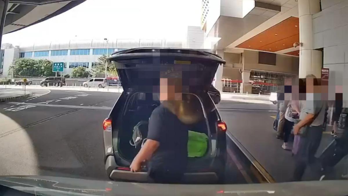 桃機違規攬客，駕駛拒檢狂踩油門險撞警。（圖／翻攝自記者爆料網）
